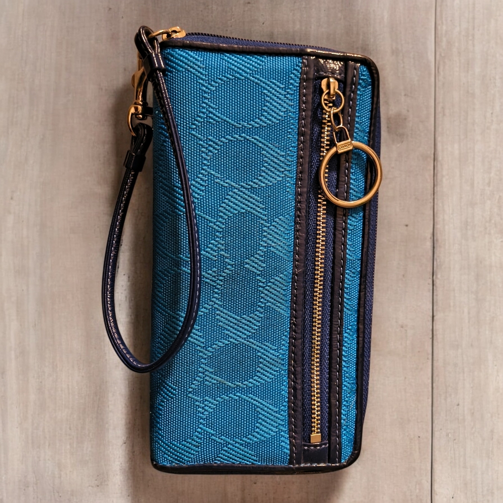 NWOT Coach Aqua Blue Signature CC Zip Accordian Wallet Clutch